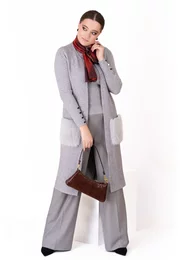 Vesta gri tricotata accesorizata cu buzunare din blanita