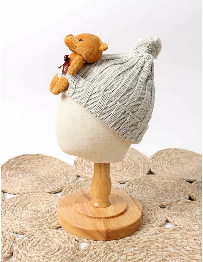 Caciulita Karry cu ursulet-gri picture - 2