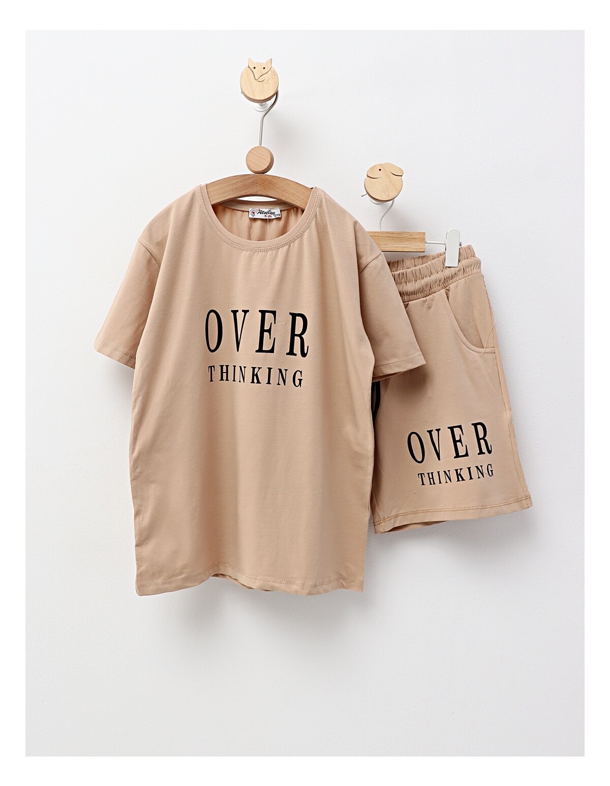 Compleu de vara, Over Thinking, bej