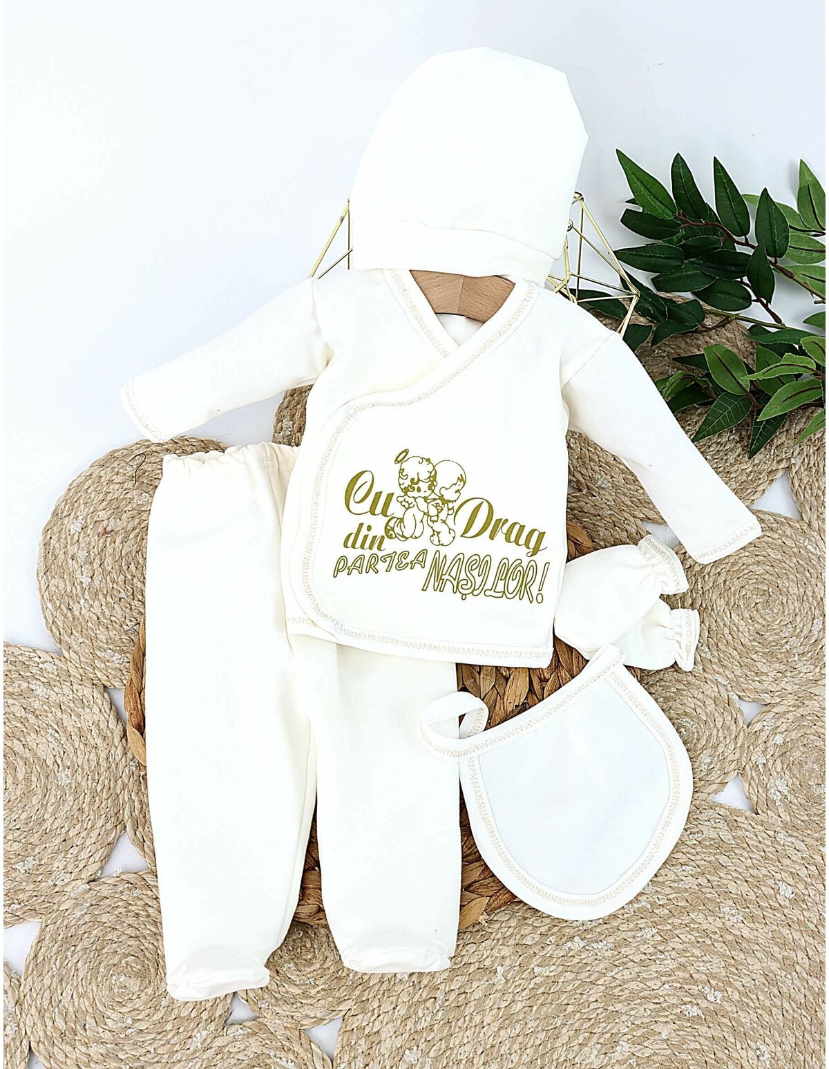 Costum \'Din partea nasilor\' crem