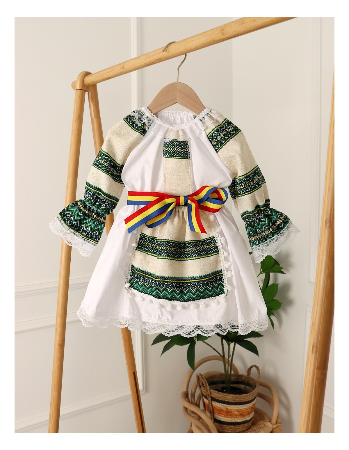 Costum popular fetite 3 piese verde-crem