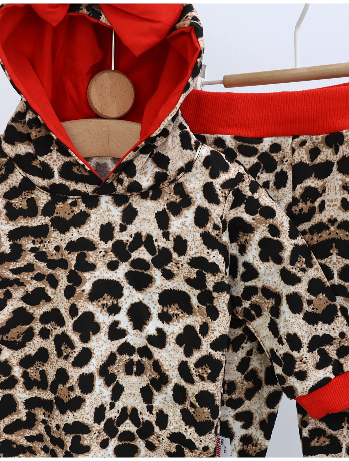 Costumas 2 piese Leopard model cu rosu