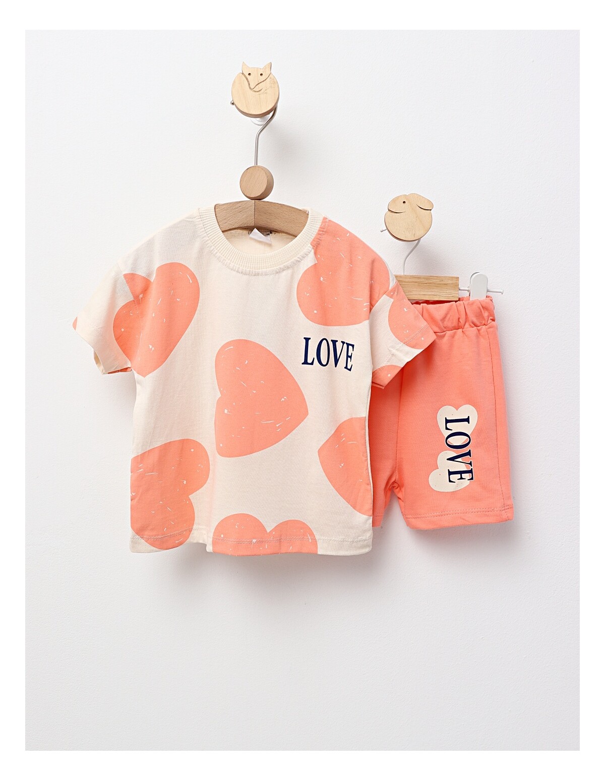 Costumas Love & Hear, corai