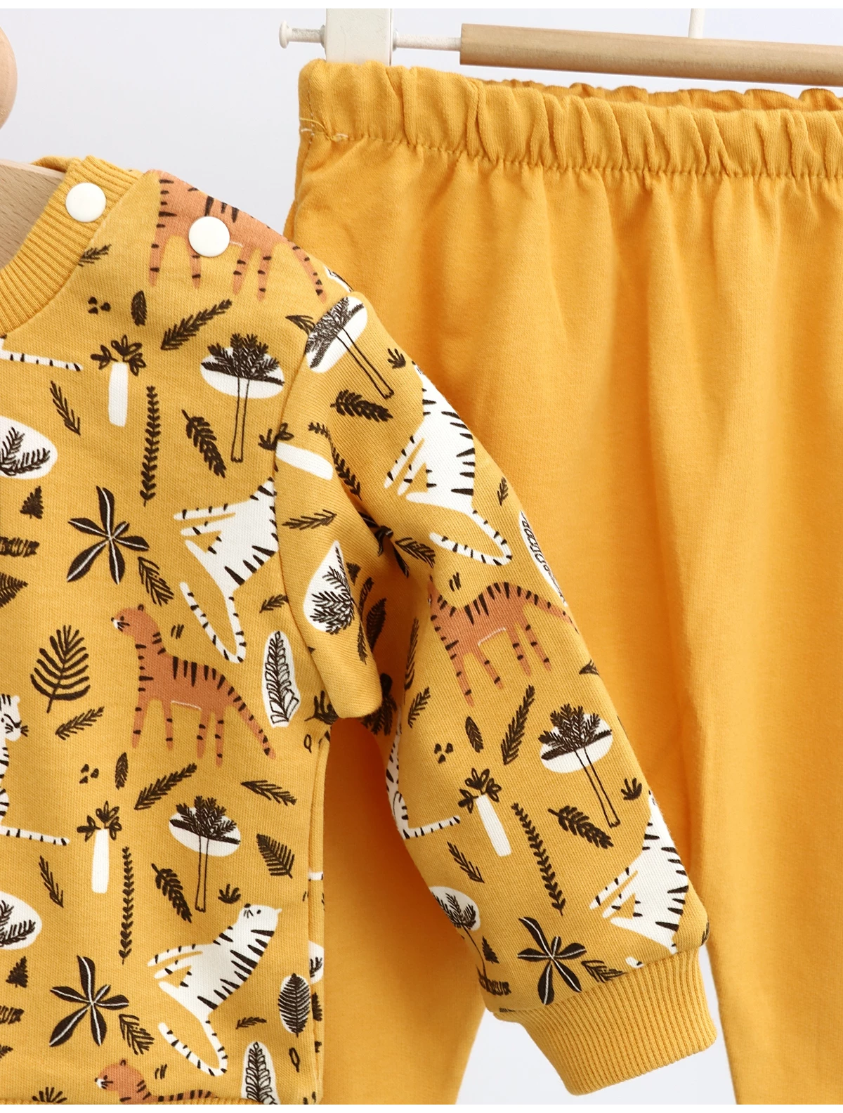 Costumas Safari model galben