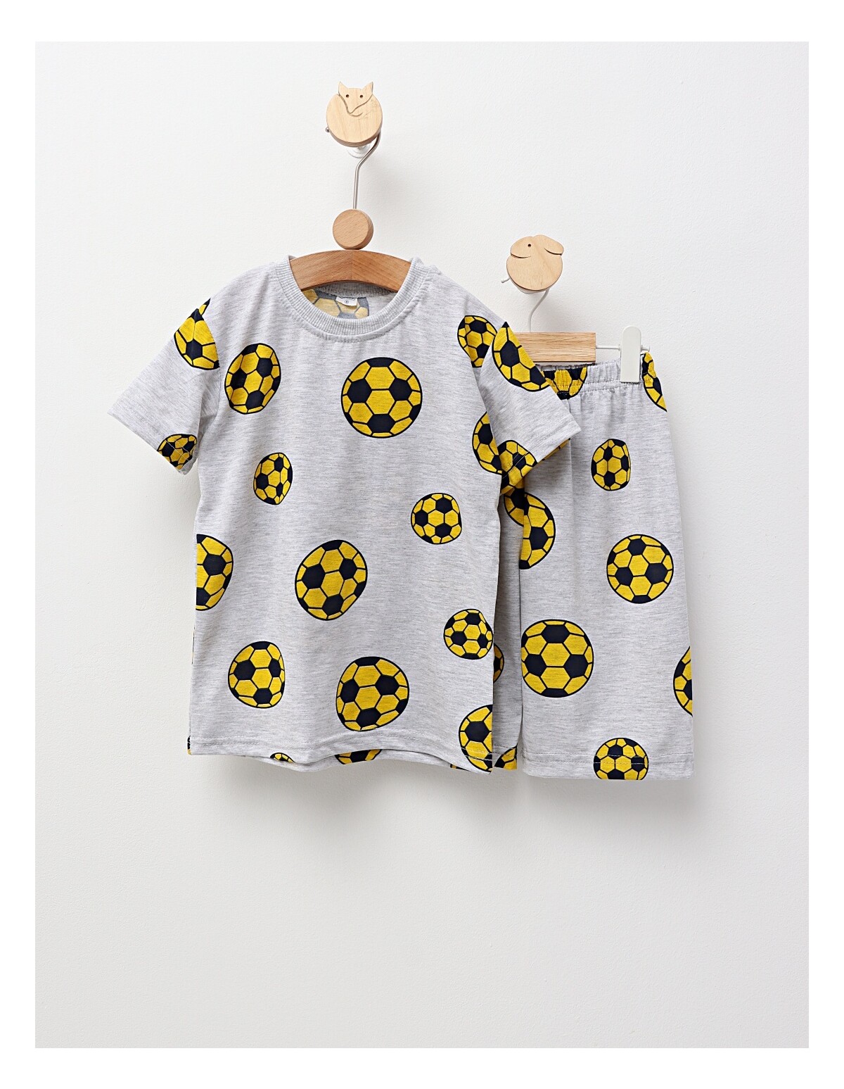 Pijama de vara gri-galben, Fotbal