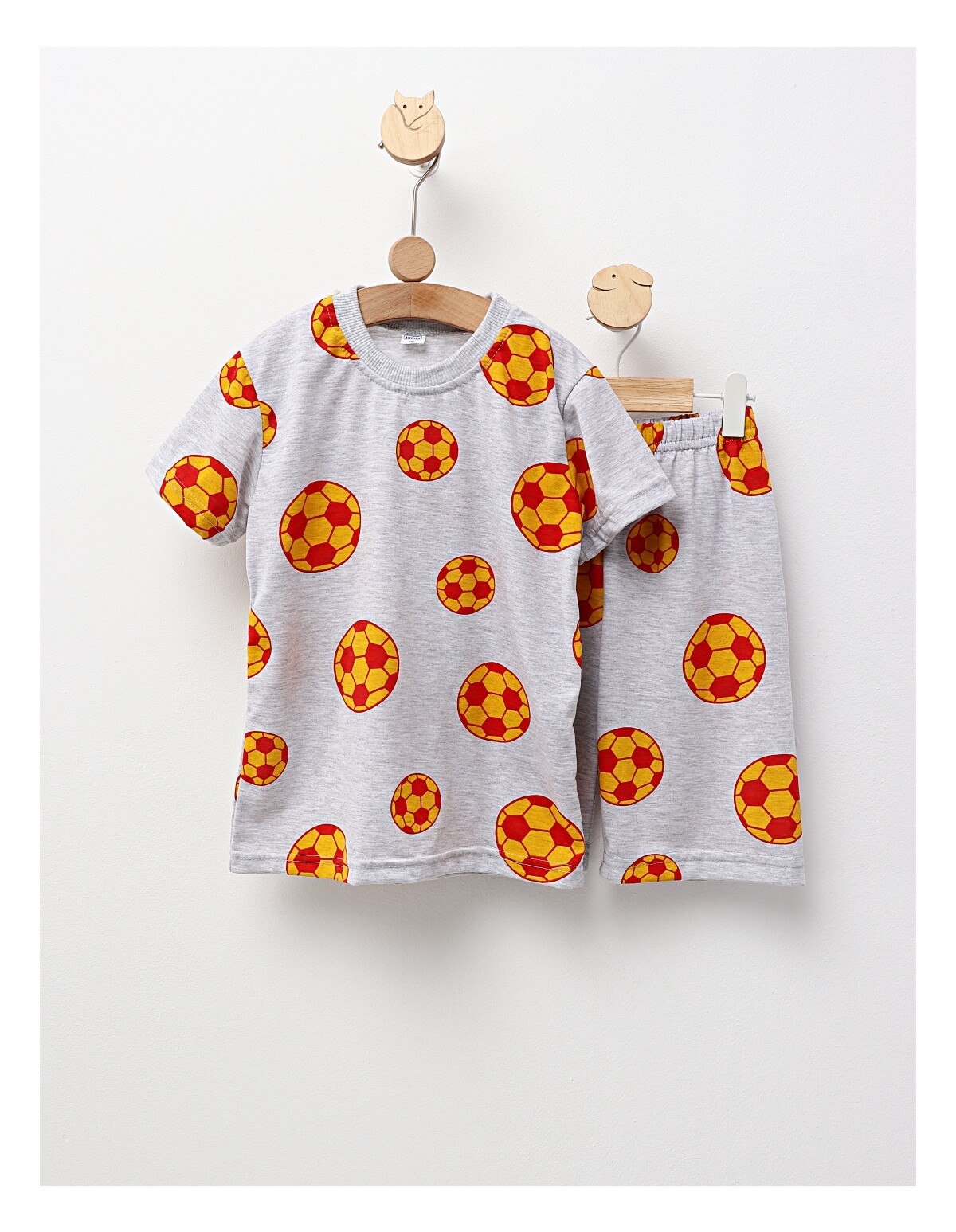 Pijama de vara gri-rosu, Fotbal