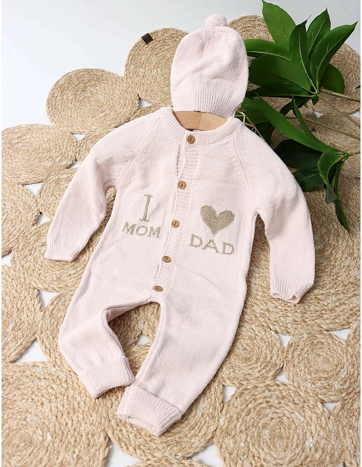 Salopeta cu fes Love Mom Dad acrilic roz