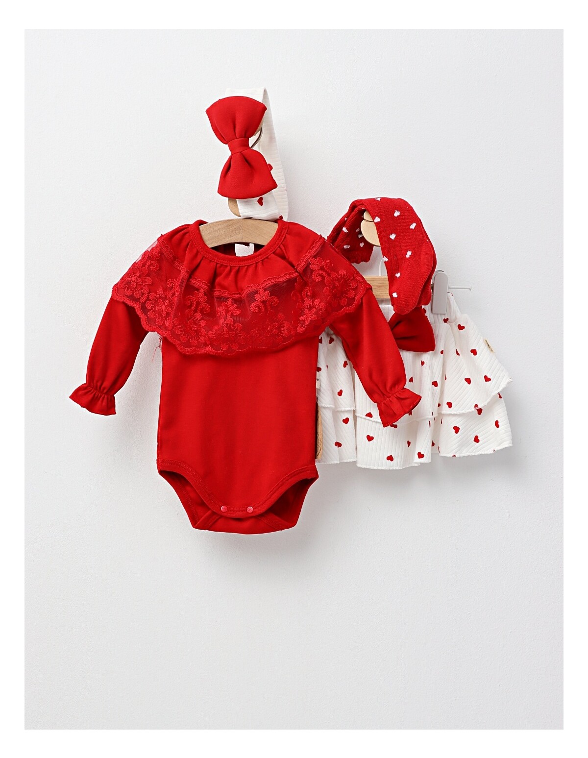Set cu body, bentita, sosete, fusta, rosu