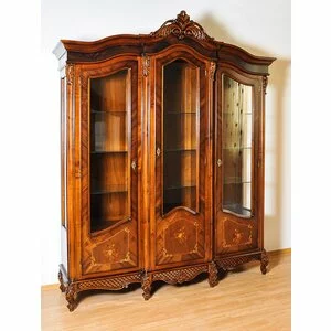 Cristalier Milly cu 3 uși din lemn masiv fag, panel și MDF, furniruit cu furnir de nuc, 177,6x56x230 cm