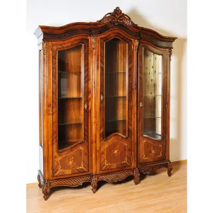 Cristalier Milly cu 3 uși din lemn masiv fag, panel și MDF, furniruit cu furnir de nuc, 177,6x56x230 cm