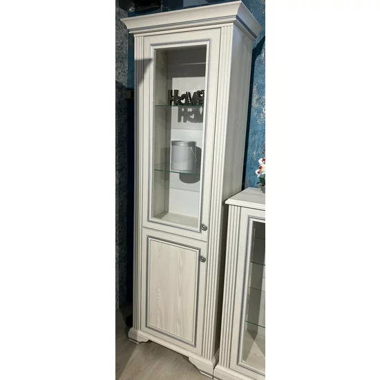 Vitrină White 1D1W, design clasic cu cornisa sculptată, MDF frezat și PAL melaminat, balamale Hafele și mânere metalice, 76x43x221 cm, frasin alb/pin argintiu picture - 4