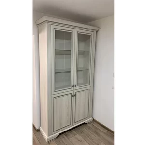 Vitrină White 2D2W, spațiu generos depozitare, MDF frezat și PAL melaminat, balamale Hafele și mânere metalice, 126x43x221 cm, frasin alb/pin argintiu