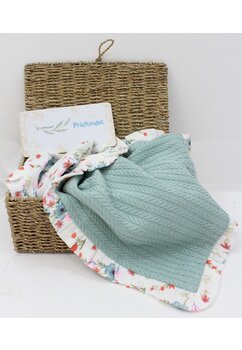 Paturica tricotata Anna, cu volanas, verso muselina albastrele si lalele, 80x100 cm, verde deschis