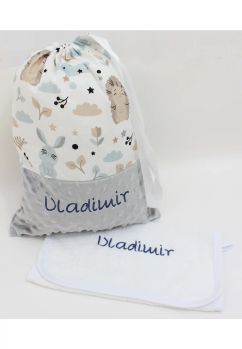 Set gradinita, saculet si prosopel, personalizat, minky gri cu iepuras si arici