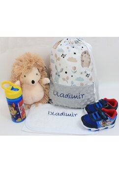 Set gradinita, saculet si prosopel, personalizat, minky gri cu iepuras si arici