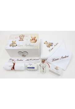 Trusou 8 piese, cutie de amintiri personalizata, ursuletul Martinel in masinuta, alb
