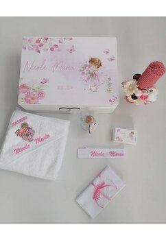 Trusou botez, cutie de amintiri personalizata, fetita cu flori in brate
