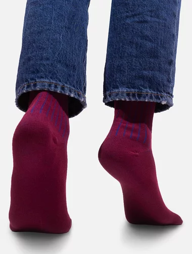 Burgunderrote socken aus Bio-Baumwolle mit blauen streifen Kabak Carmine