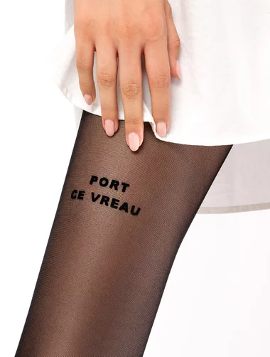 Damenstrümpfe mit der Botschaft „I WEAR WHAT I WANT“ Sosetaria x L'Oreal