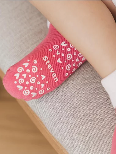 Geriffelte Babysocken mit Bauchmuskeln in der Sohle Steven S155-015