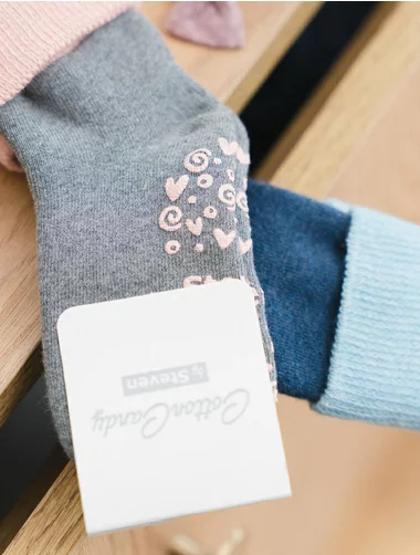 Geriffelte Babysocken mit Bauchmuskeln in der Sohle Steven S155-016