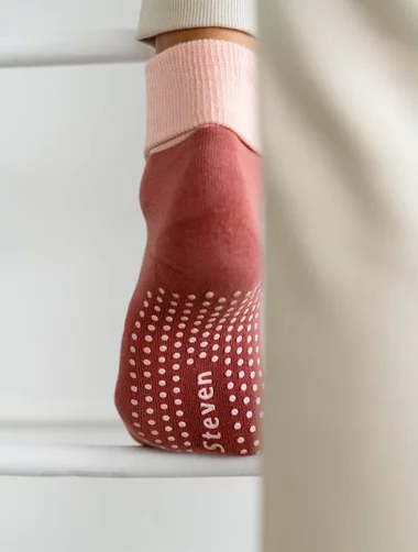 Geriffelte Socken mit gedrehtem Rand und Bauchmuskeln in der Sohle Steven S126-020