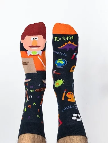 Nanushki Keanu liest bunte Lehrersocken