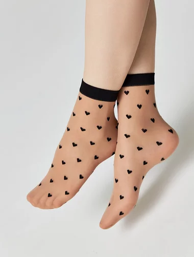 Naturfarbene Lycra-Socken mit schwarzen Herzchen Conte Elegant Lovely 20 den