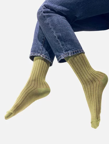 Olivgrüne socken aus Bio-Baumwolle mit burgunderroten streifen Kabak Olive