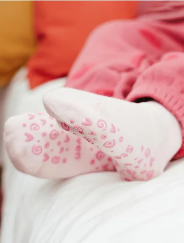 Rosa Babysocken mit Bauchmuskeln in der Sohle Steven S164-005