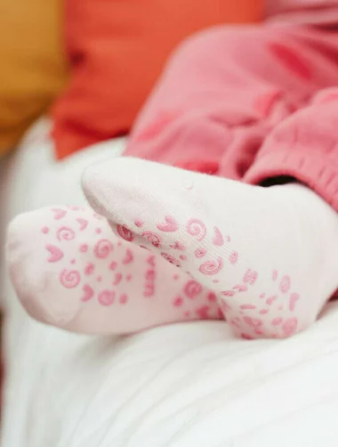 Rosa Kindersocken aus Baumwolle mit Bauchmuskeln in der Sohle Steven S164-001