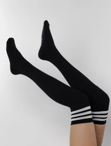 Schwarze Baumwoll-Leggingsocken über dem Knie mit Streifen Intenso 426-121