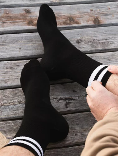 Schwarze Baumwollsocken mit weißen Streifen Steven S057-338