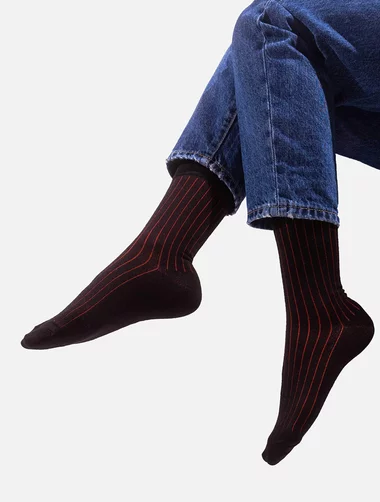 Schwarze socken aus Bio-Baumwolle mit roten streifen Kabak Classic Black