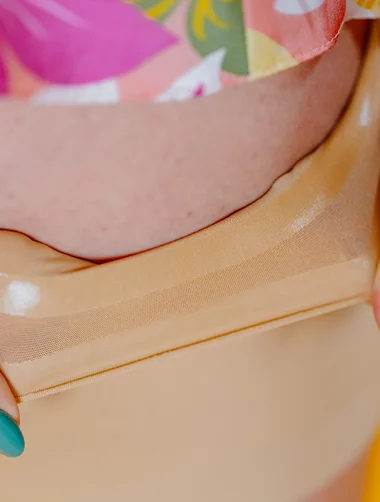 Set mit 2 Silikon-Strumpfhaltern zur Vorbeugung von Irritationen am Annes Satin-Oberschenkel