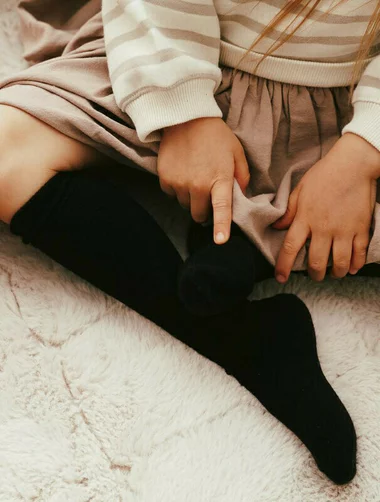 Steven S072-001 lange schwarze Kindersocken unterhalb des Knies