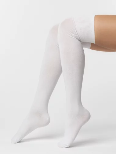 Steven S076-020 Lange weiße Leggings über den Kniestrümpfen