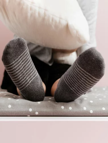 Steven S138-261 melangegraue Babysocken mit metallischen Streifen