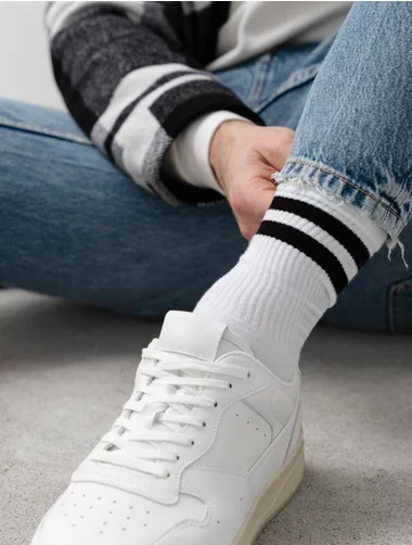 Weiße Baumwollsocken mit schwarzen Streifen Steven S057-337