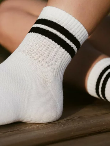 Weiße Socken mit schwarzen Streifen Steven S026-193