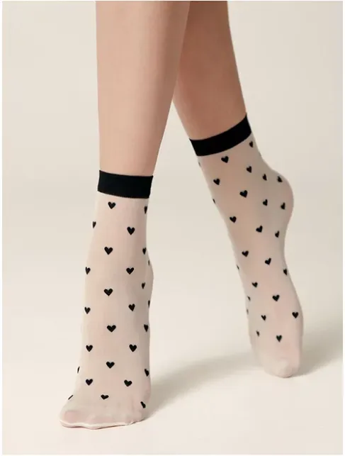 Sosete lycra ecru cu inimioare negre Conte Elegant Lovely 20 den