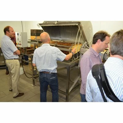 Linie profesională extracție miere cu descăpăcire patentată cu cuțite triunghiulare, macara premium, deboxer și extractor 90 rame cu umeraș – Delta Plus, Thomas picture - 3