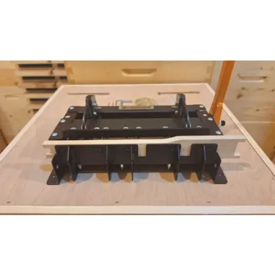Dispozitiv pentru perforat rame