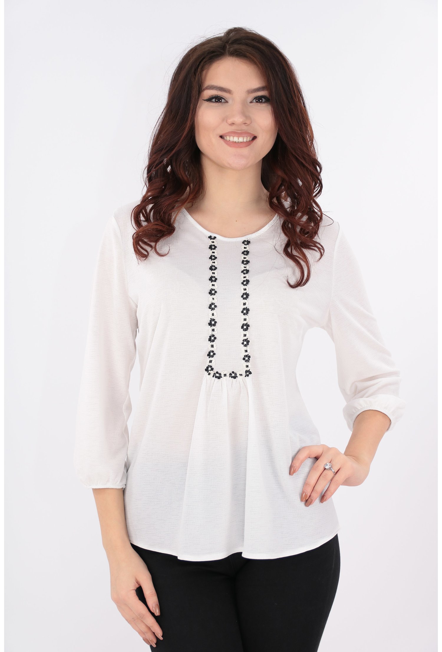 Bluza alba cu broderie florala alb-negru
