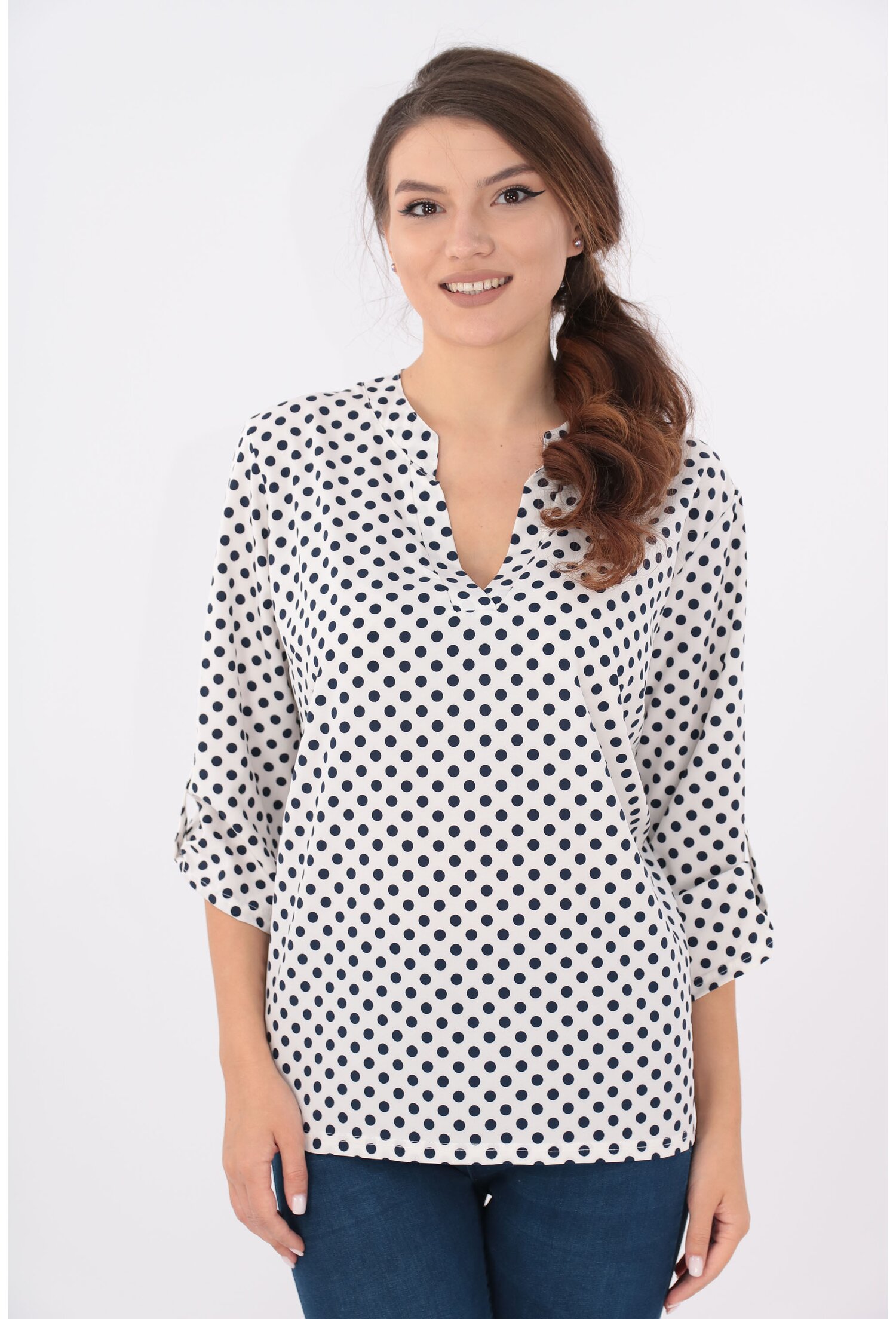 Bluza alba cu buline bleumarin si guler tunica