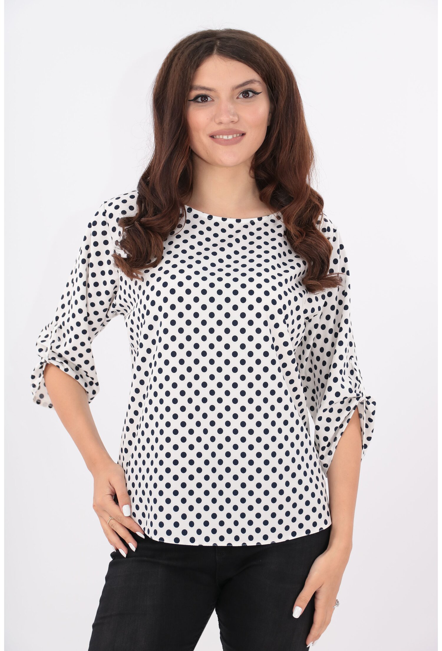 Bluza alba cu buline mici bleumarin