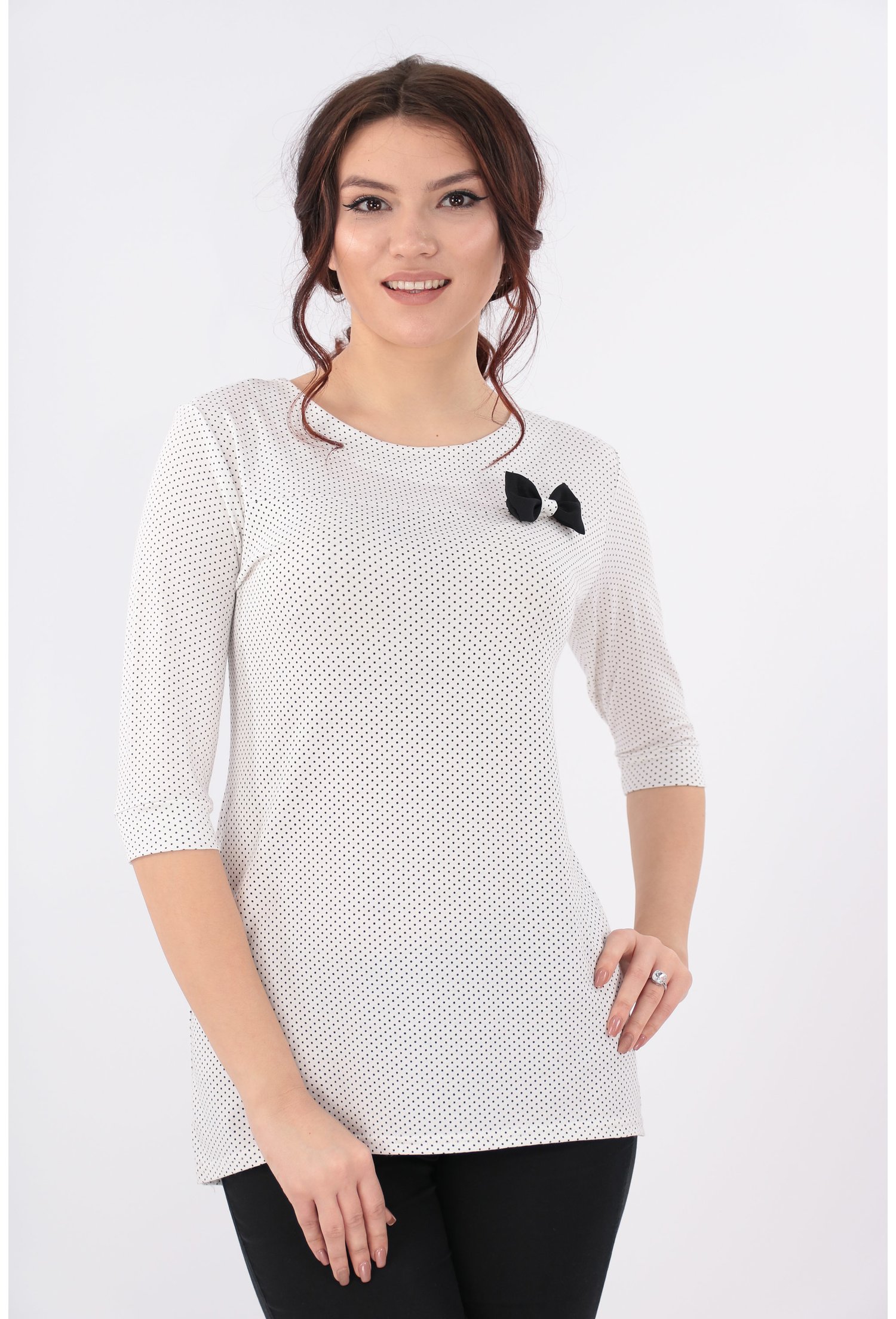 Bluza alba cu buline mici negre