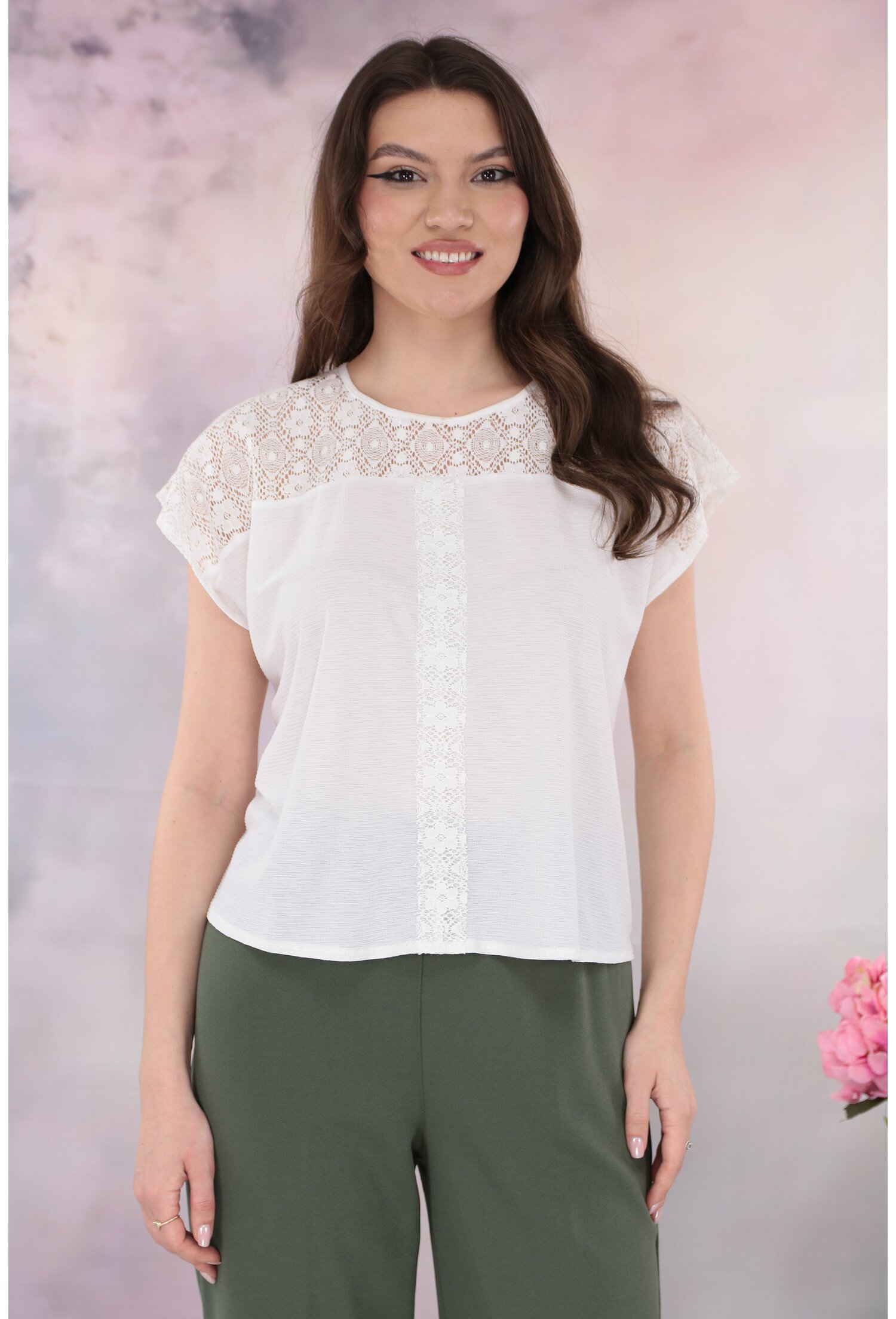 Bluza alba cu dantela pe maneci