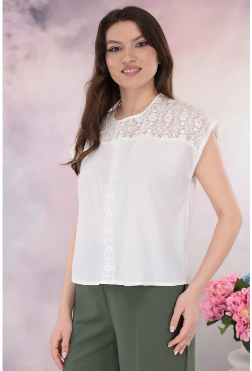 Bluza alba cu dantela pe maneci