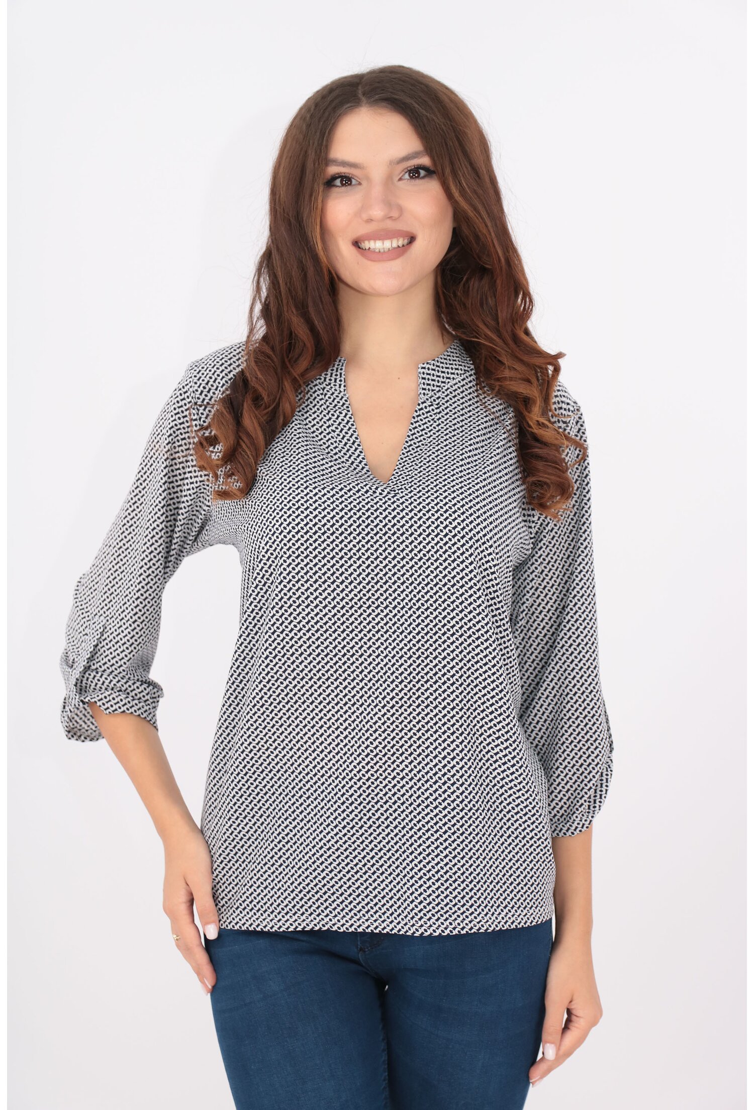 Bluza alba cu desen negru si guler tunica